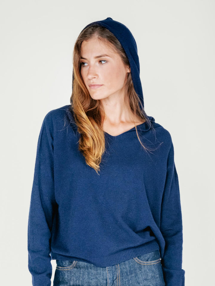 MAGLIA CON CAPPUCCIO BLU
