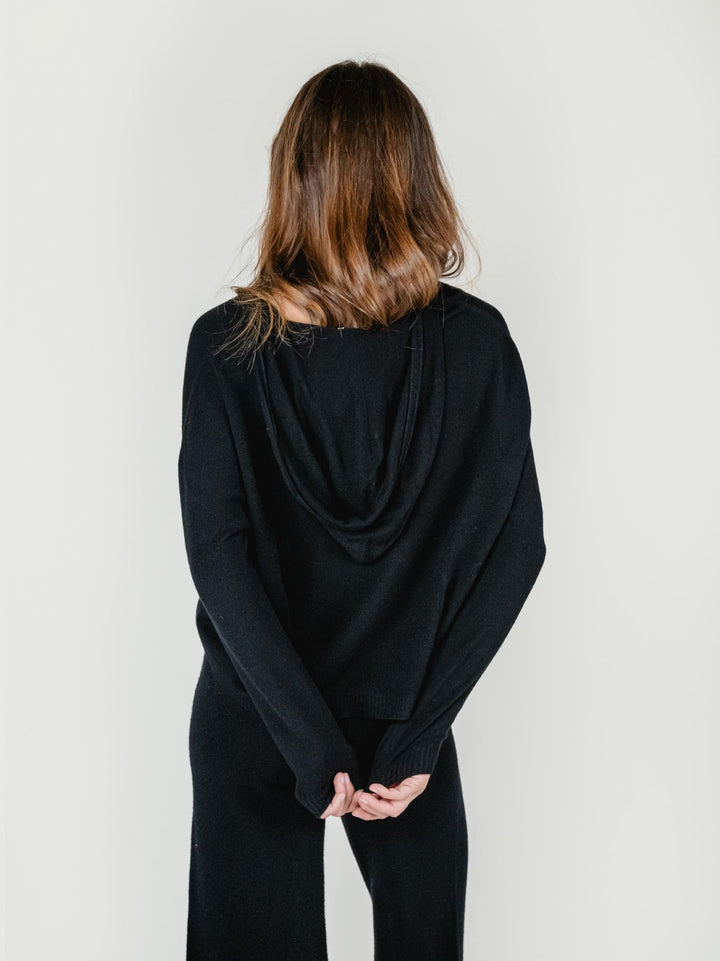 MAGLIA CON CAPPUCCIO NERO