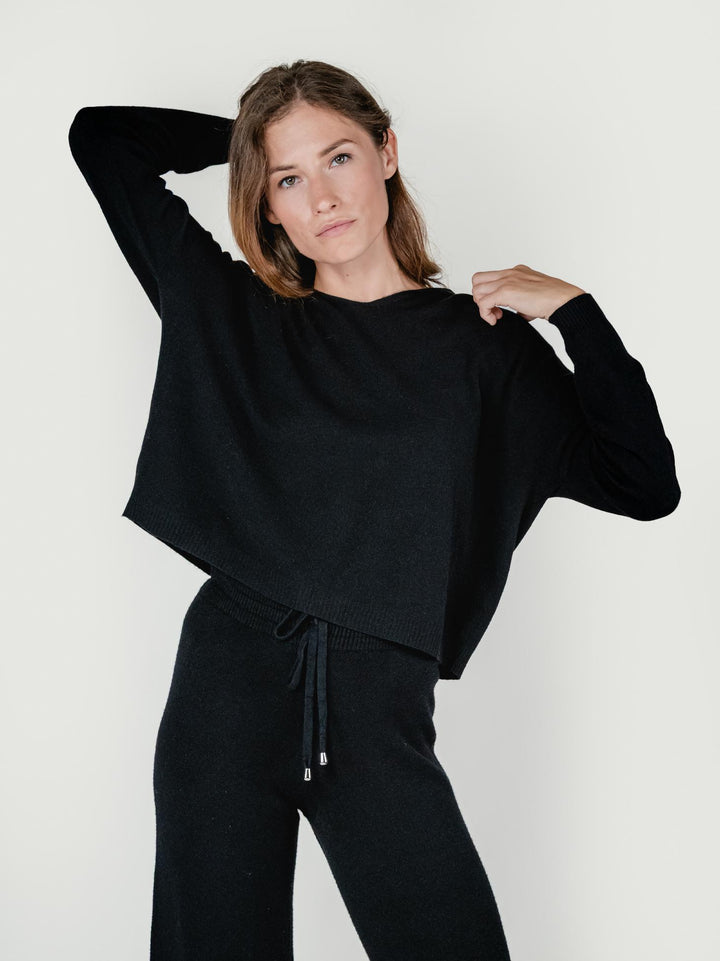 MAGLIA CON CAPPUCCIO NERO