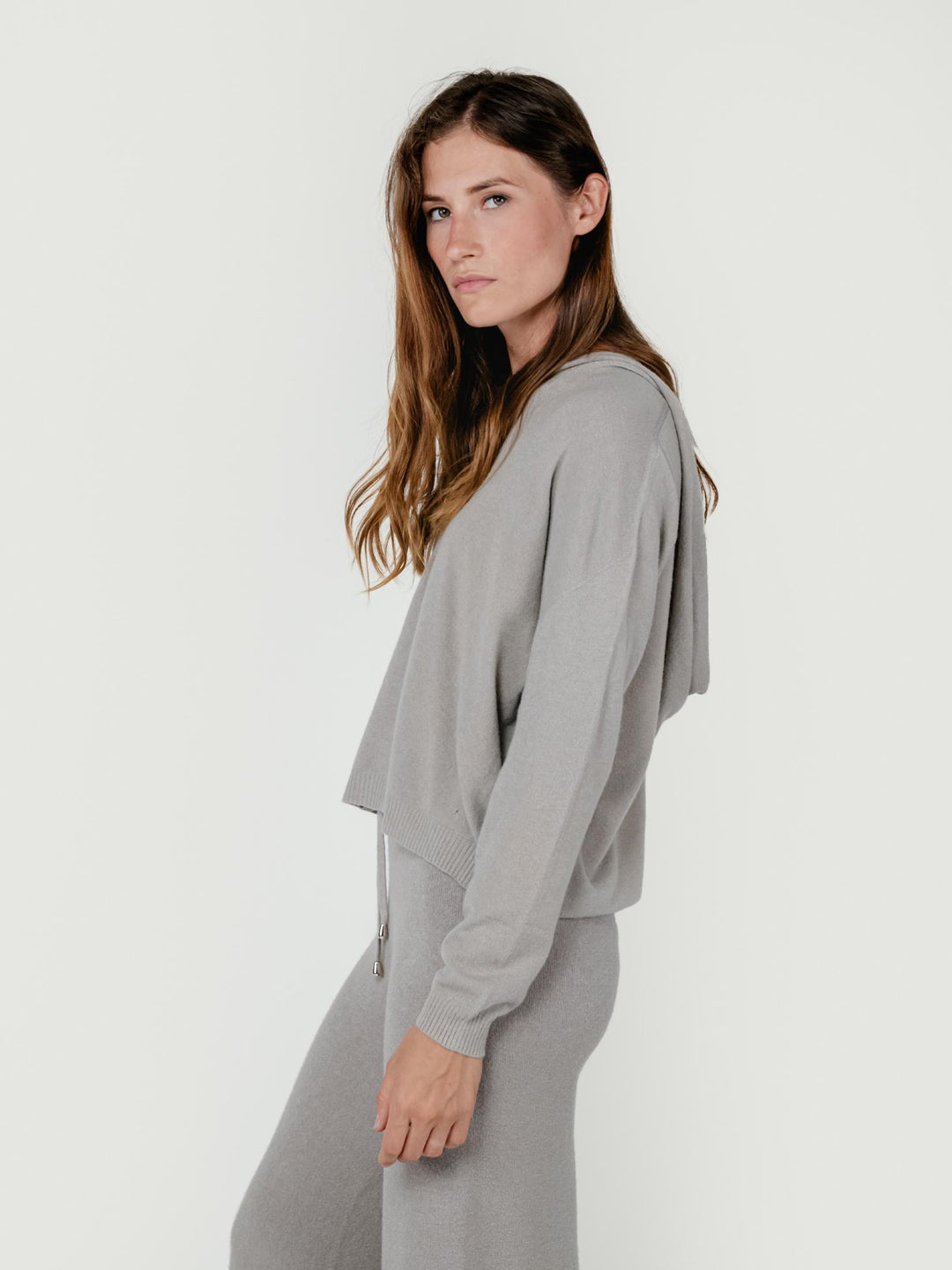 MAGLIA CON CAPPUCCIO TORTORA