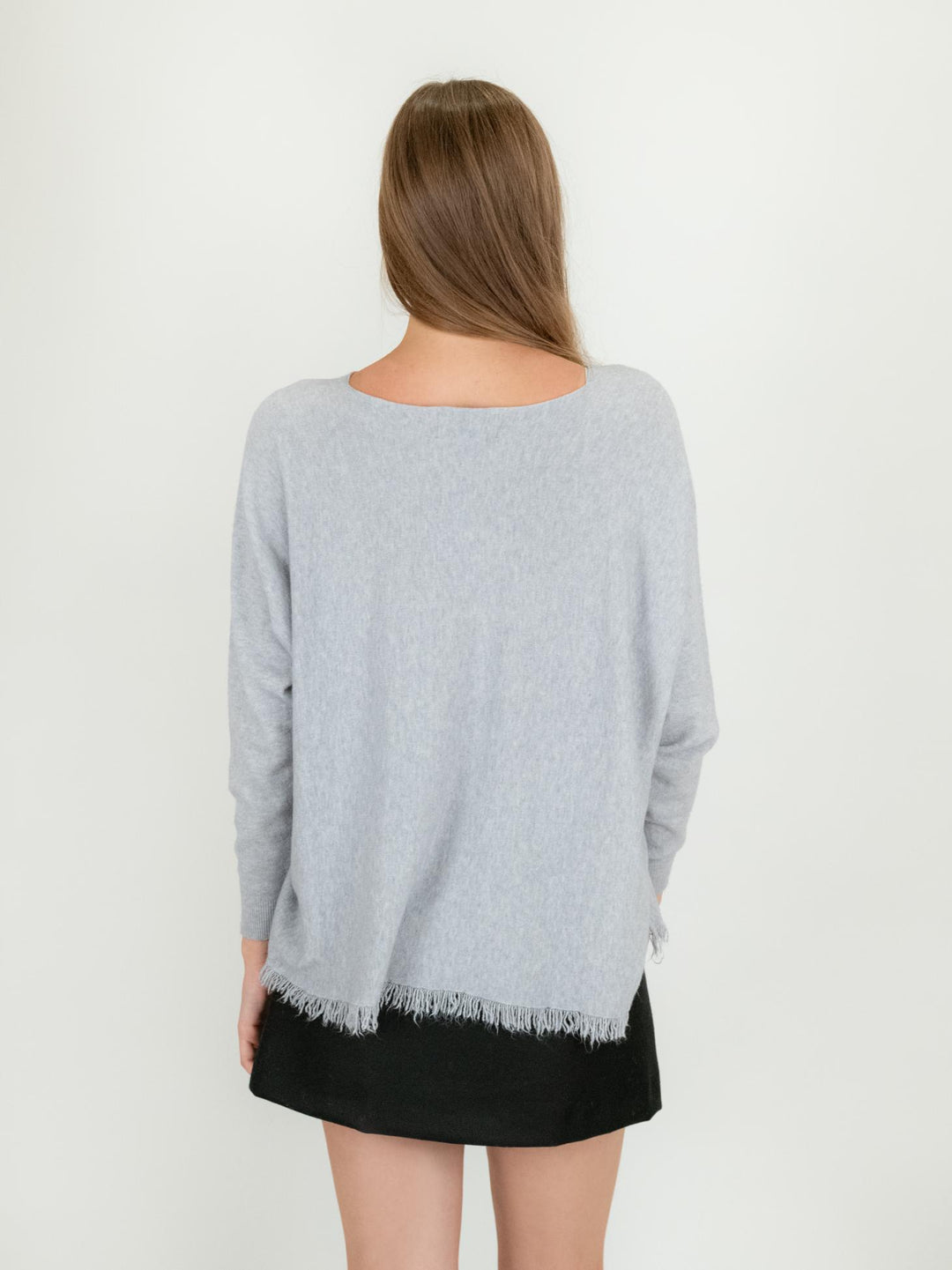 MAGLIA CON FRANGE GRIGIO PERLA