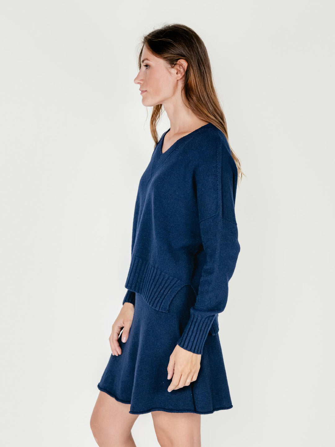 MAGLIA CON SCOLLO A V BLU