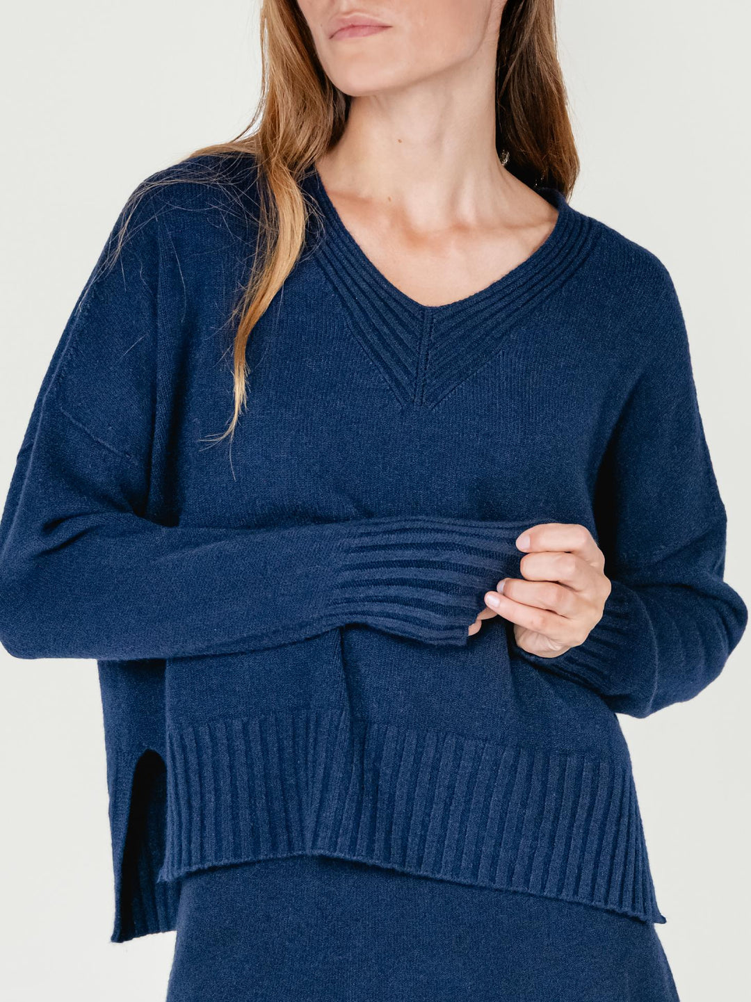 MAGLIA CON SCOLLO A V BLU