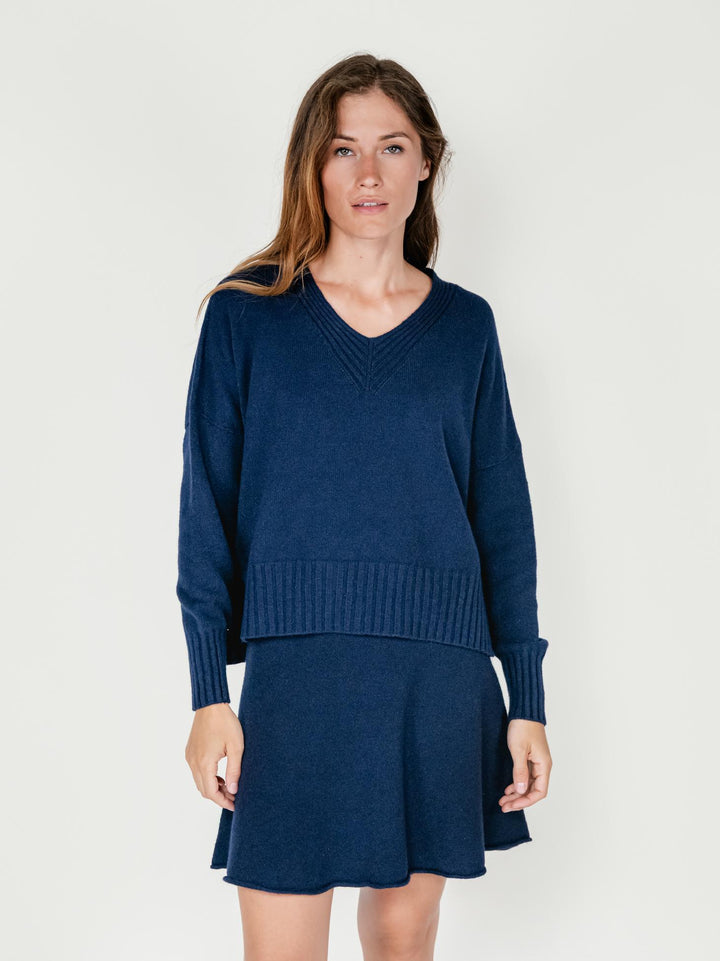 MAGLIA CON SCOLLO A V BLU