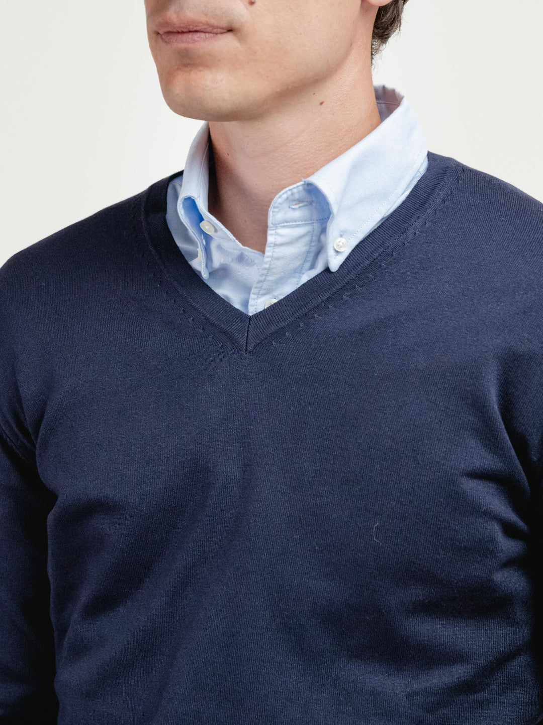 MAGLIA CON SCOLLO A V BLU NAVY