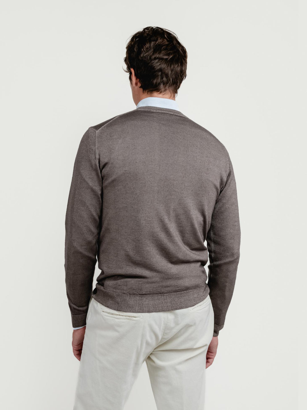 MAGLIA CON SCOLLO A V IN LANA MERINO TORTORA