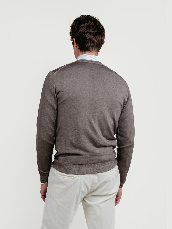 MAGLIA CON SCOLLO A V IN LANA MERINO TORTORA