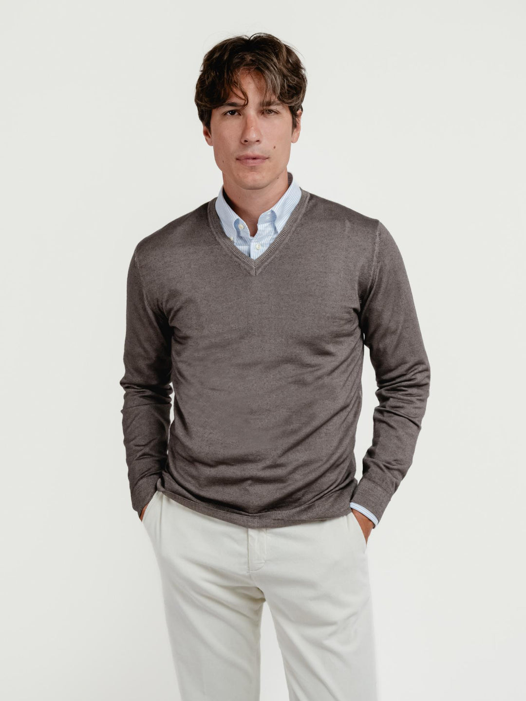 MAGLIA CON SCOLLO A V IN LANA MERINO TORTORA
