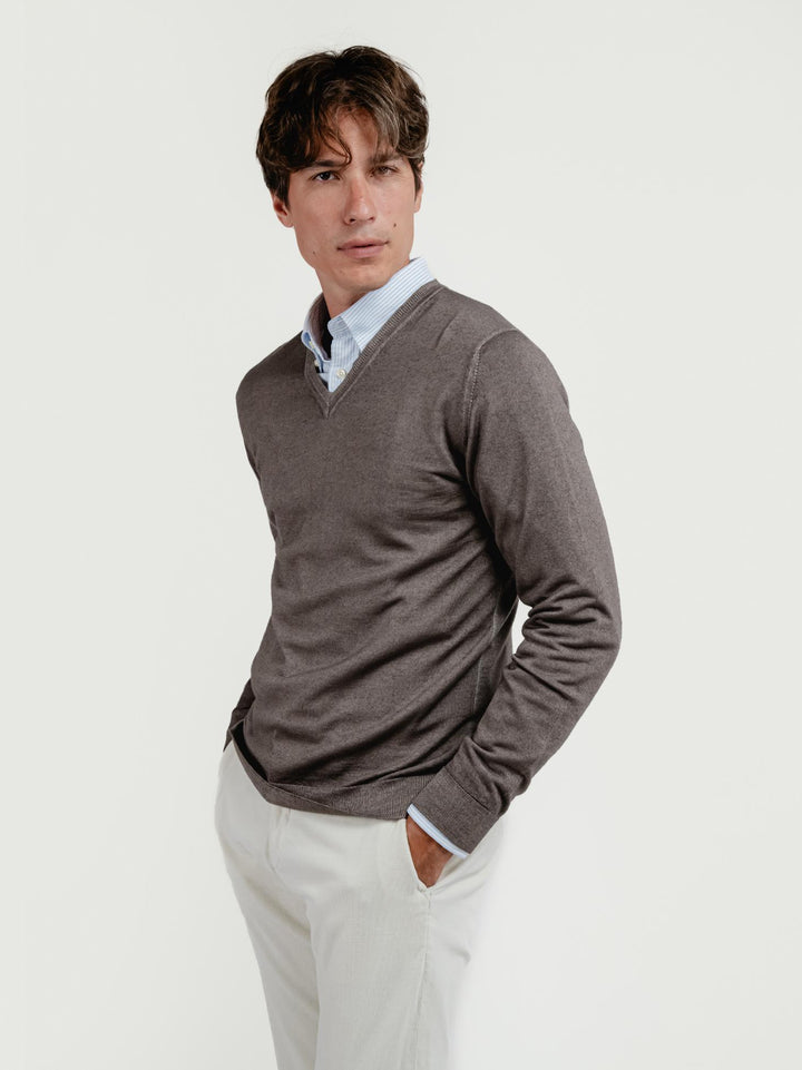MAGLIA CON SCOLLO A V IN LANA MERINO TORTORA