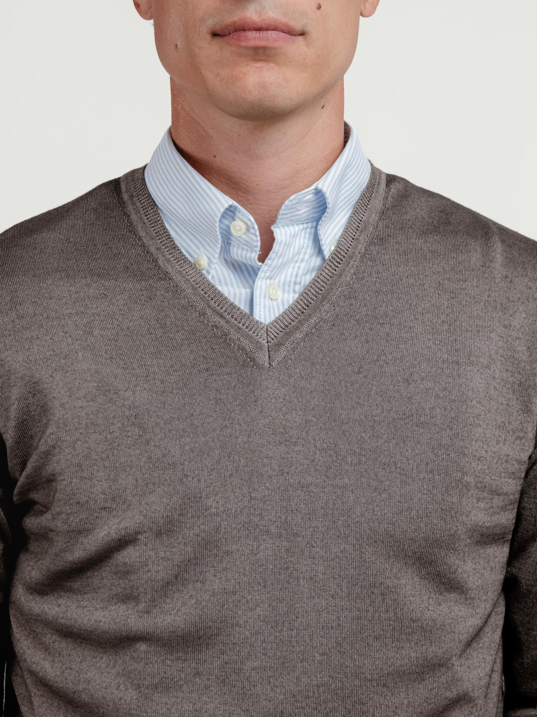 MAGLIA CON SCOLLO A V IN LANA MERINO TORTORA