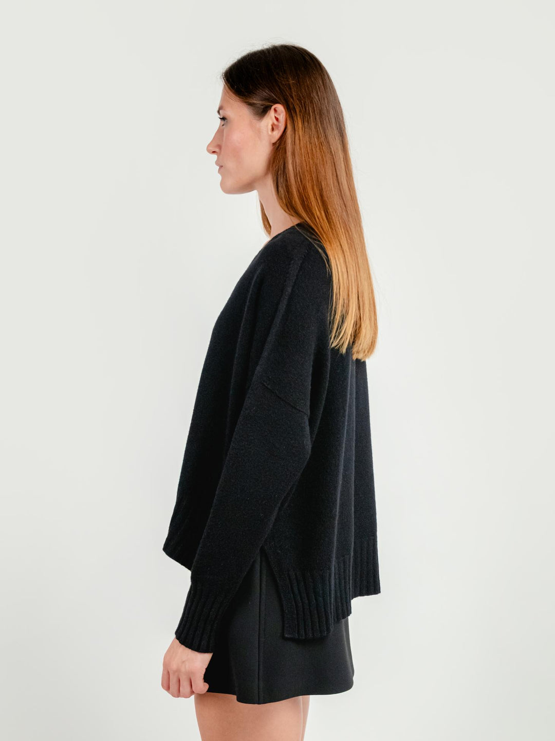 MAGLIA CON SCOLLO A V NERA