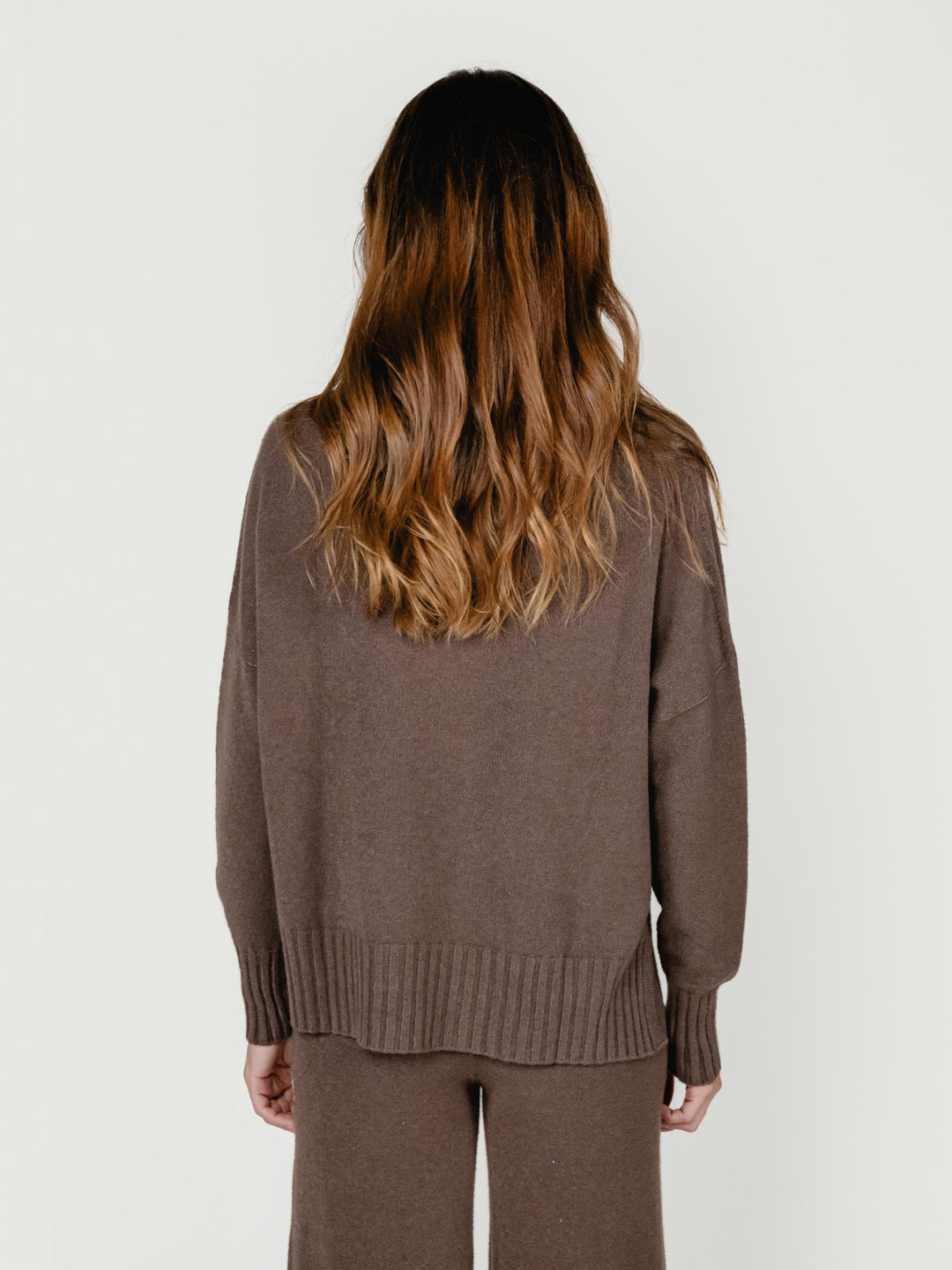 MAGLIA CON SCOLLO A V TABACCO