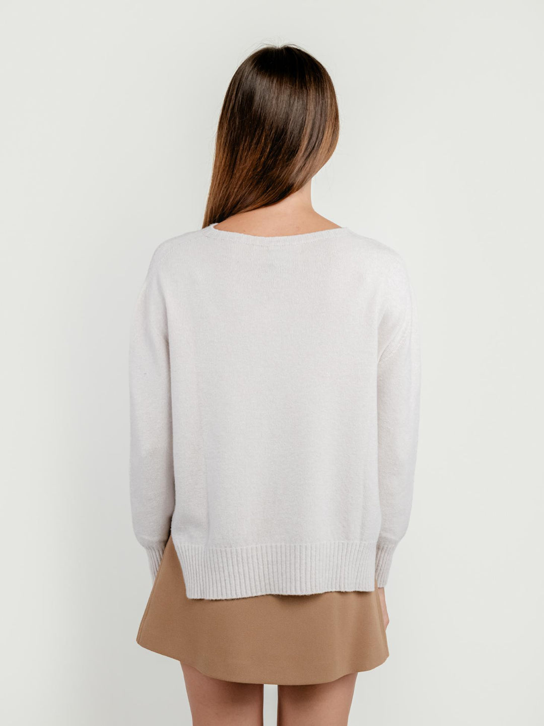 MAGLIA GIROCOLLO CON FONDO ASIMMETRICO PANNA