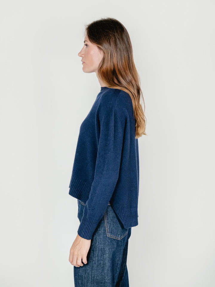 MAGLIA GIROCOLLO CON FONDO ASSIMETRICO BLU