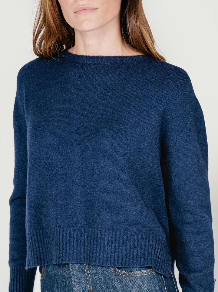 MAGLIA GIROCOLLO CON FONDO ASSIMETRICO BLU