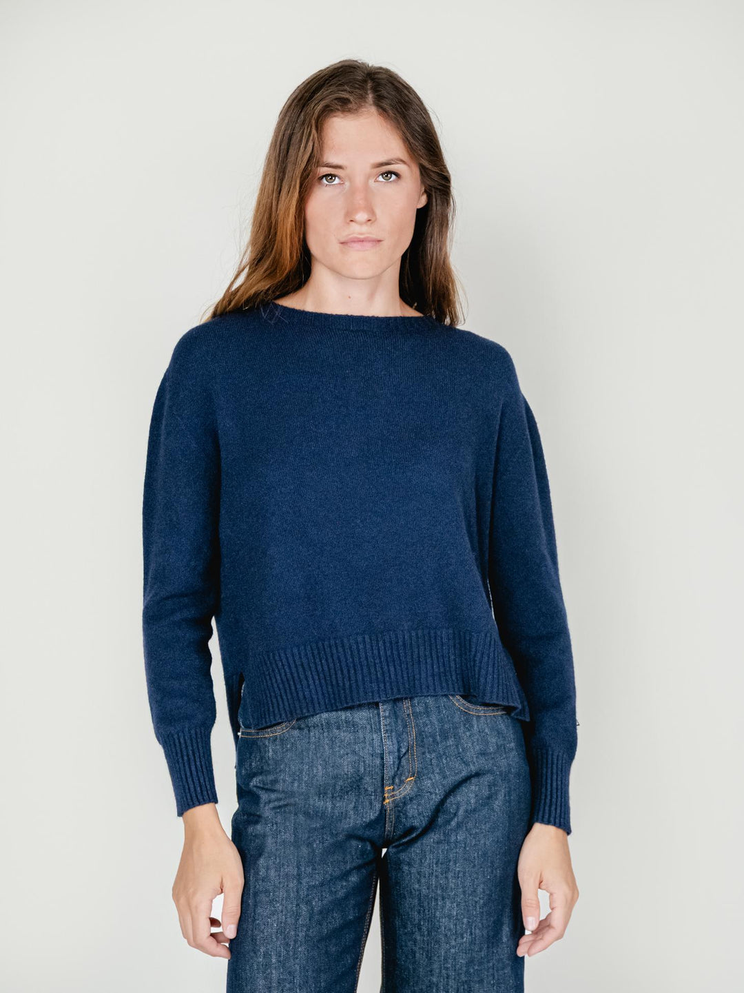 MAGLIA GIROCOLLO CON FONDO ASSIMETRICO BLU