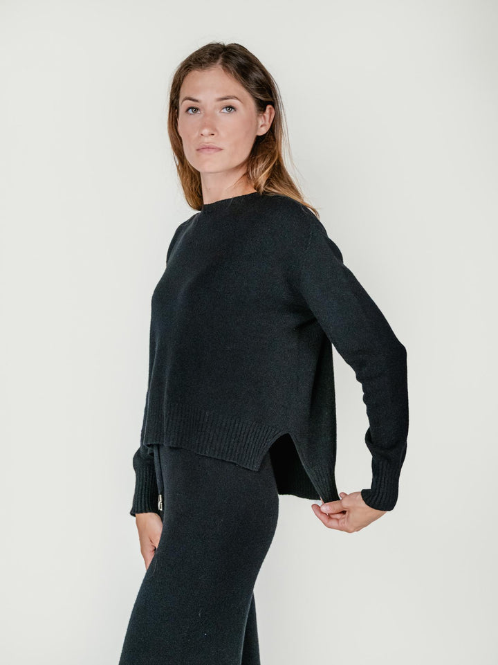 MAGLIA GIROCOLLO CON FONDO ASSIMETRICO NERO