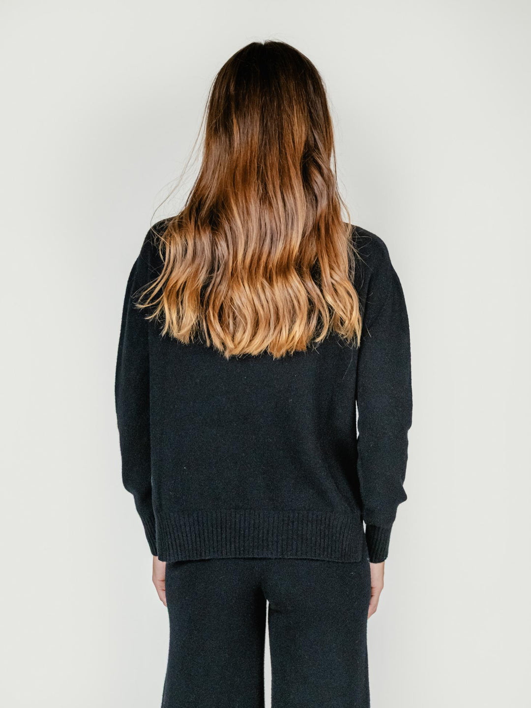 MAGLIA GIROCOLLO CON FONDO ASSIMETRICO NERO