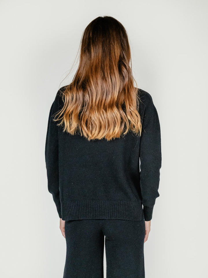 MAGLIA GIROCOLLO CON FONDO ASSIMETRICO NERO