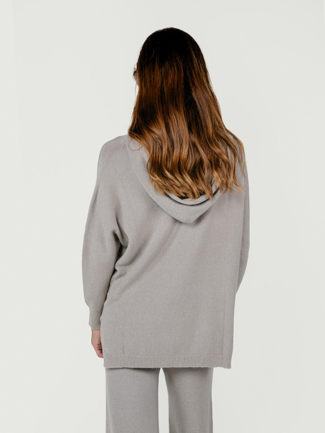 MAGLIA LUNGA CON TASCHE E CAPPUCCIO AVORIO