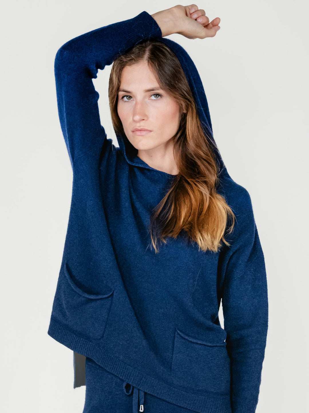 MAGLIA LUNGA CON TASCHE E CAPPUCCIO BLU