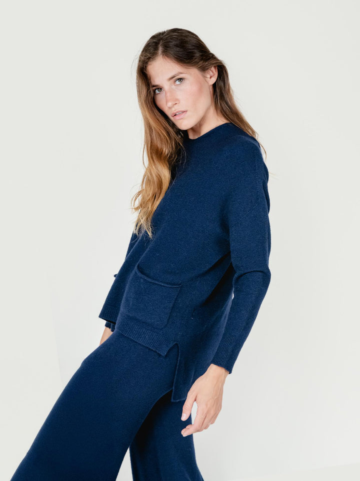 MAGLIA LUNGA CON TASCHE E CAPPUCCIO BLU