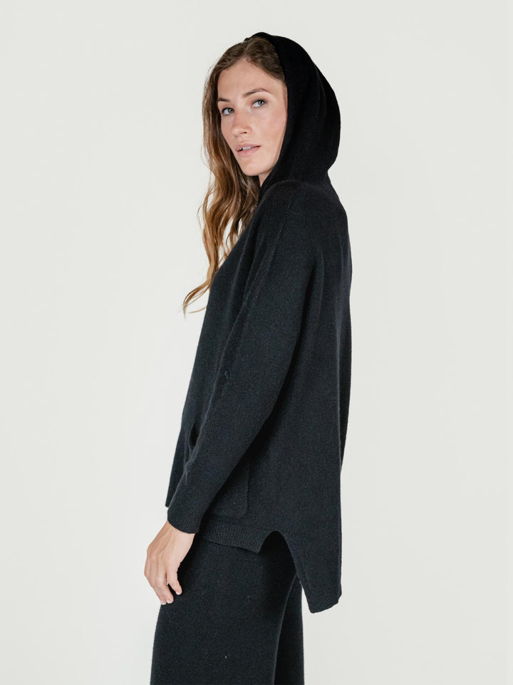 MAGLIA LUNGA CON TASCHE E CAPPUCCIO NERO