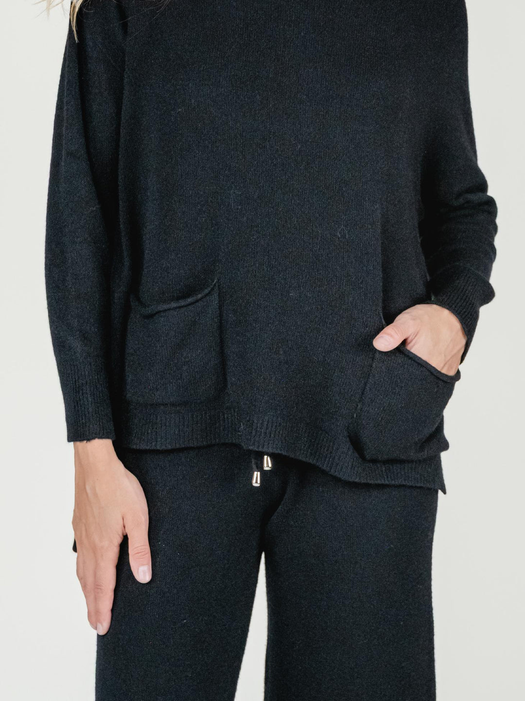 MAGLIA LUNGA CON TASCHE E CAPPUCCIO NERO