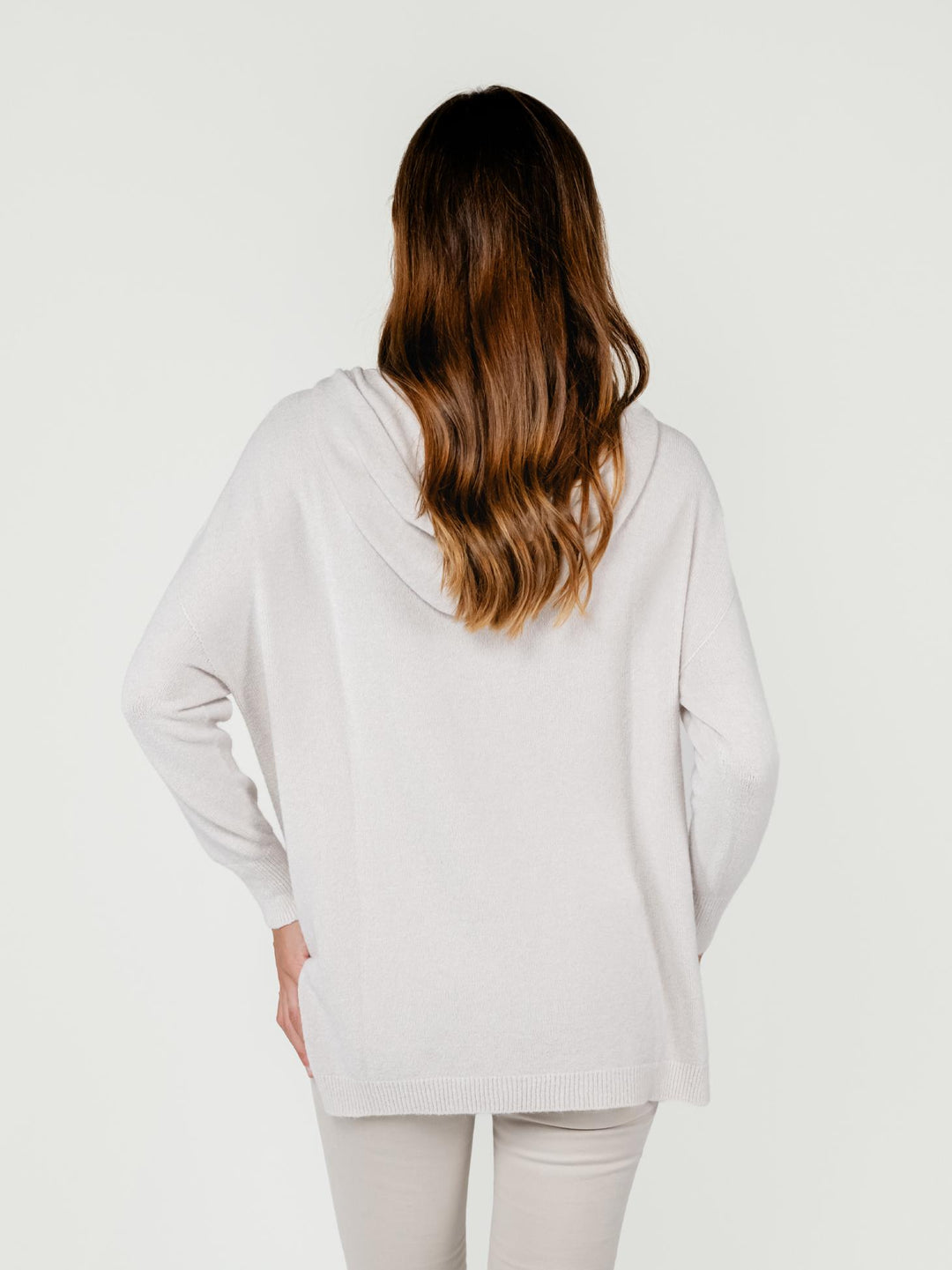 MAGLIA LUNGA CON TASCHE E CAPPUCCIO PANNA