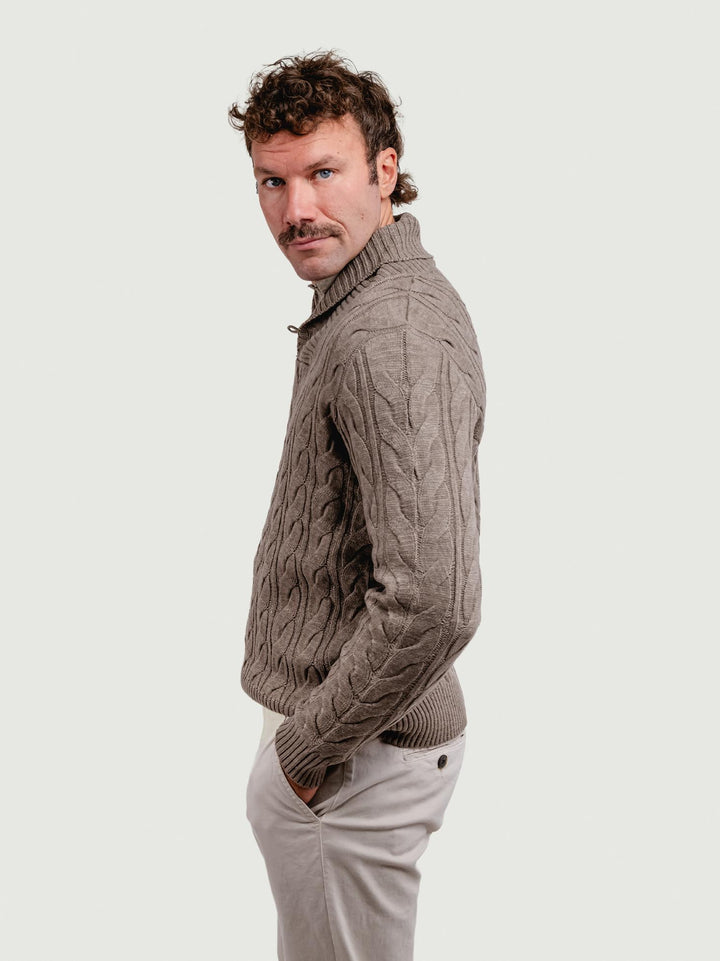 MAGLIONE A TRECCE CON COLLO SCIALLATO TORTORA