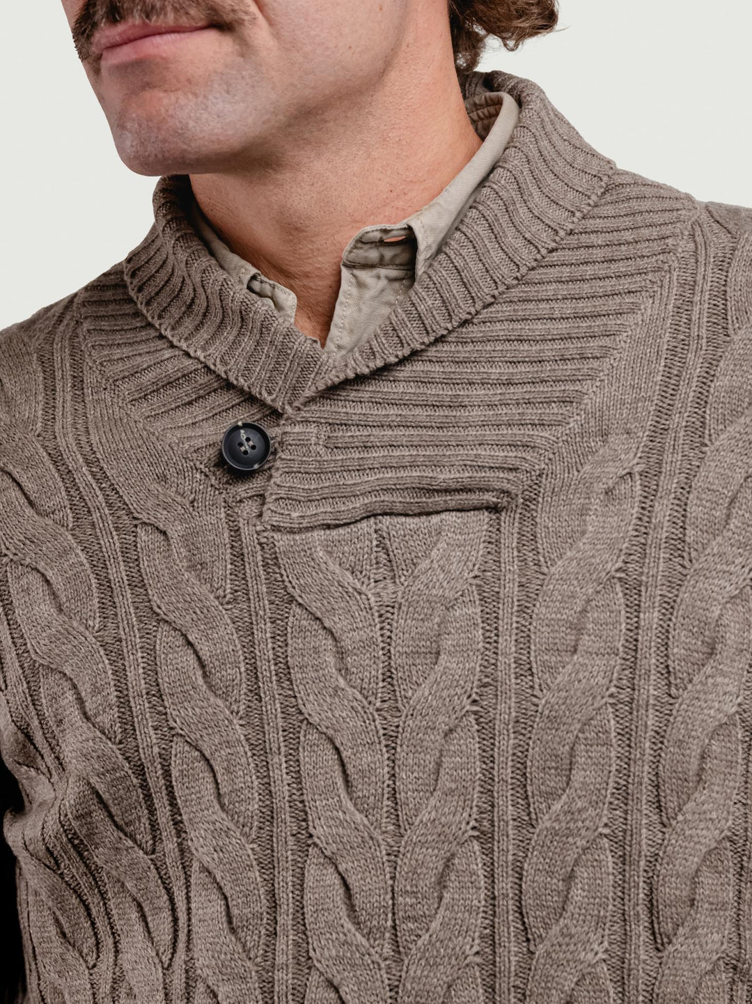 MAGLIONE A TRECCE CON COLLO SCIALLATO TORTORA