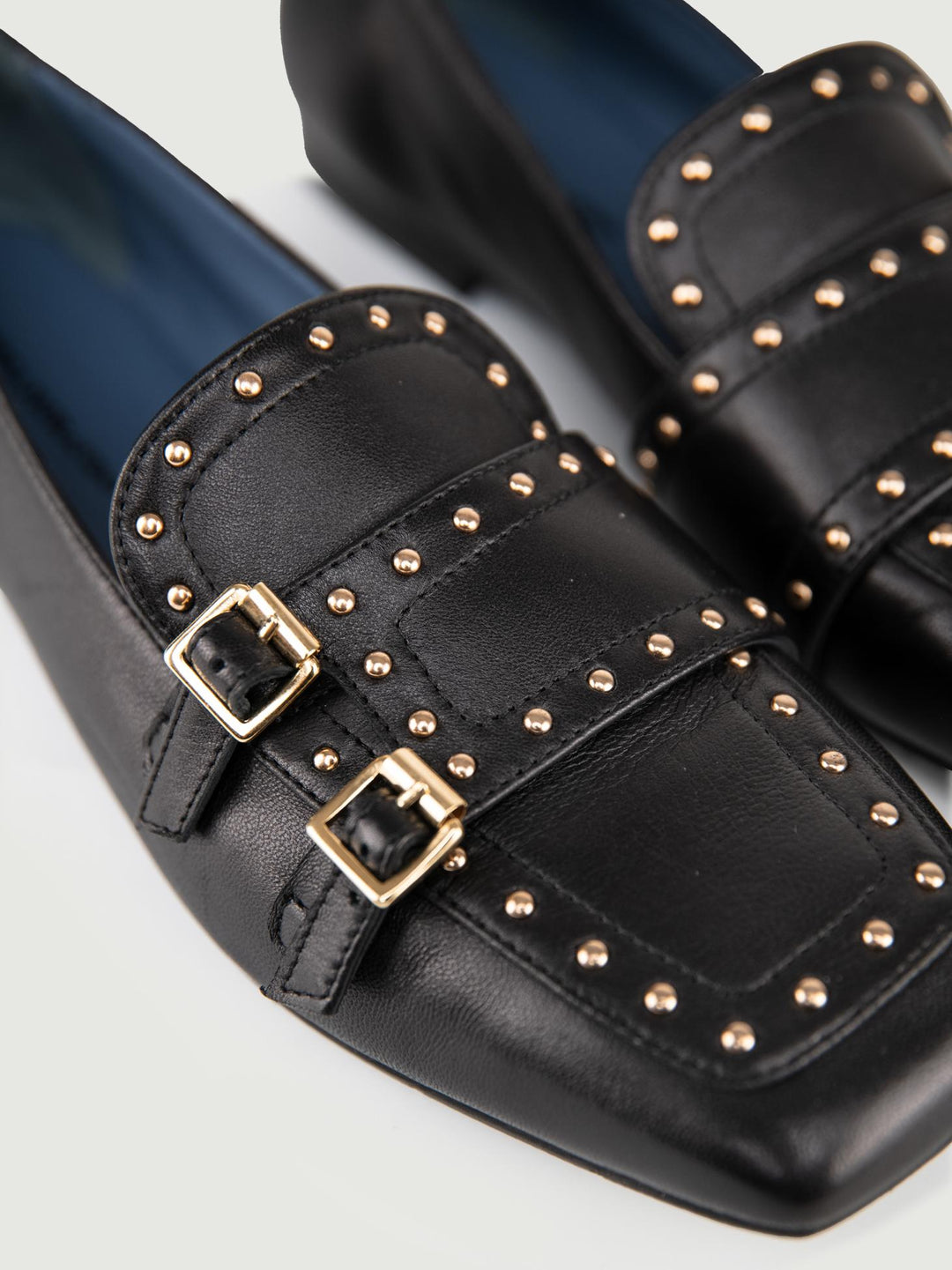 MOCASSINO CON BORCHIE IN PELLE NERA