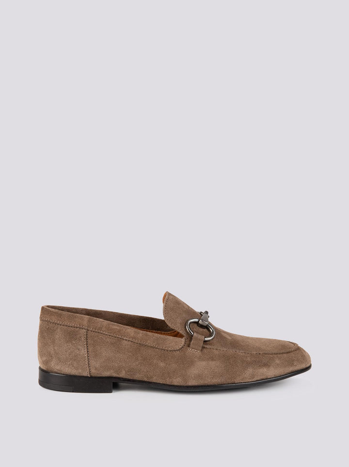 MOCASSINO IN CAMOSCIO BEIGE CON FIBBIA