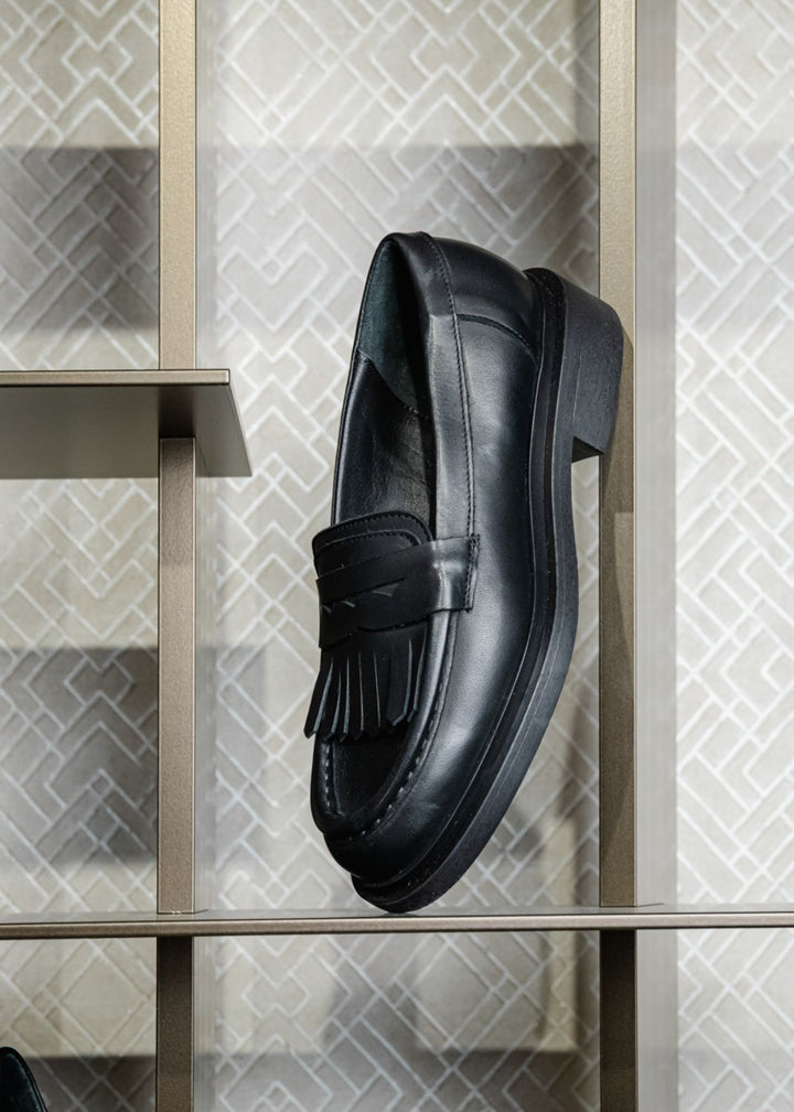 MOCASSINO PENNY CON FRANGE IN PELLE NERA