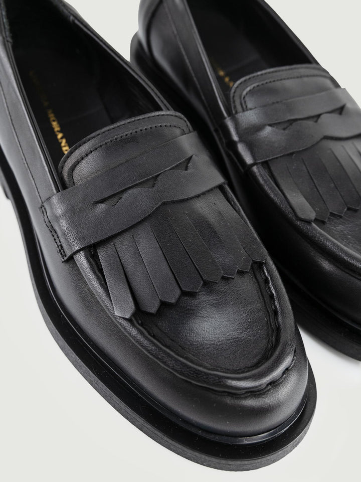 MOCASSINO PENNY CON FRANGE IN PELLE NERA