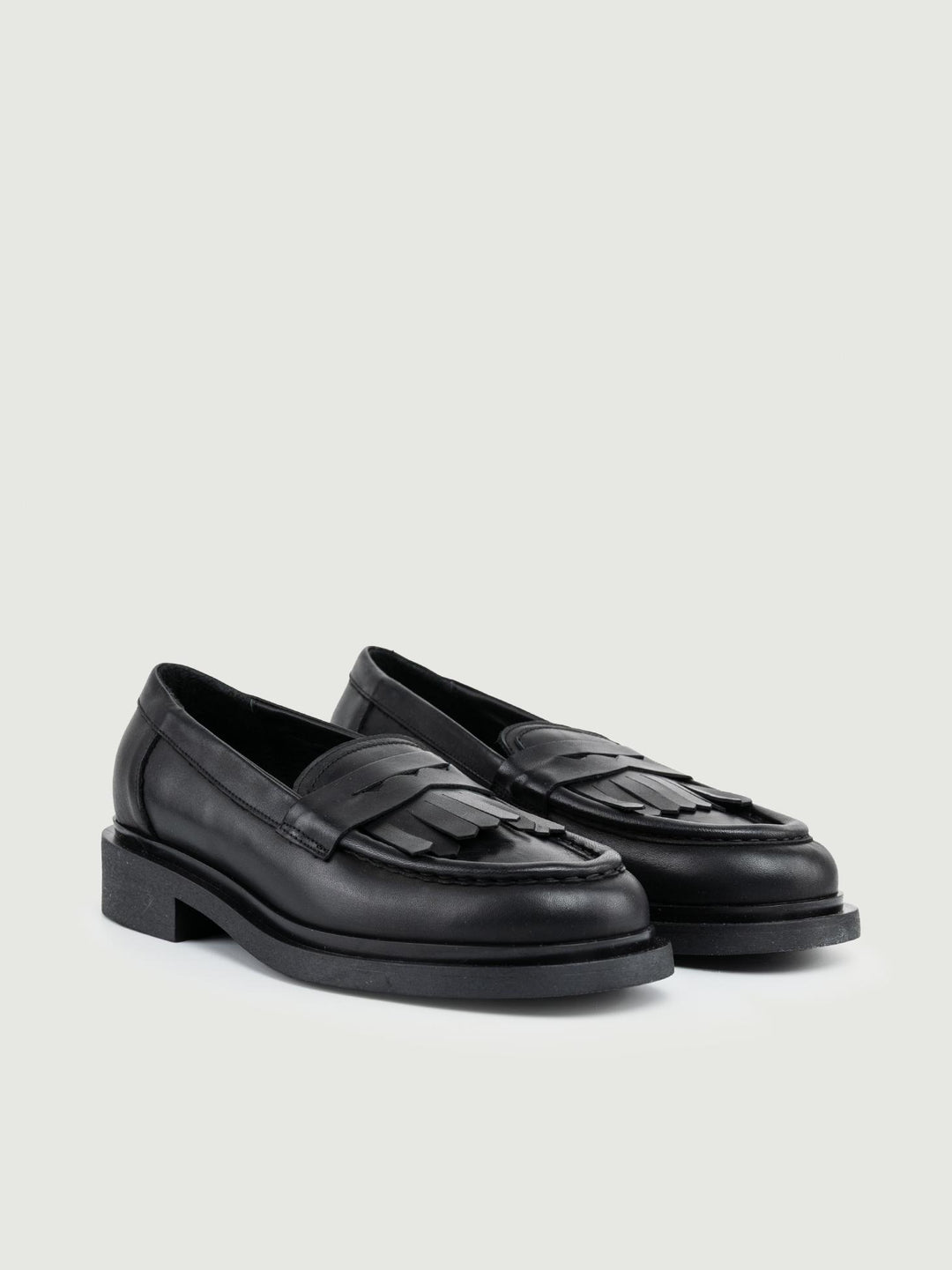 MOCASSINO PENNY CON FRANGE IN PELLE NERA