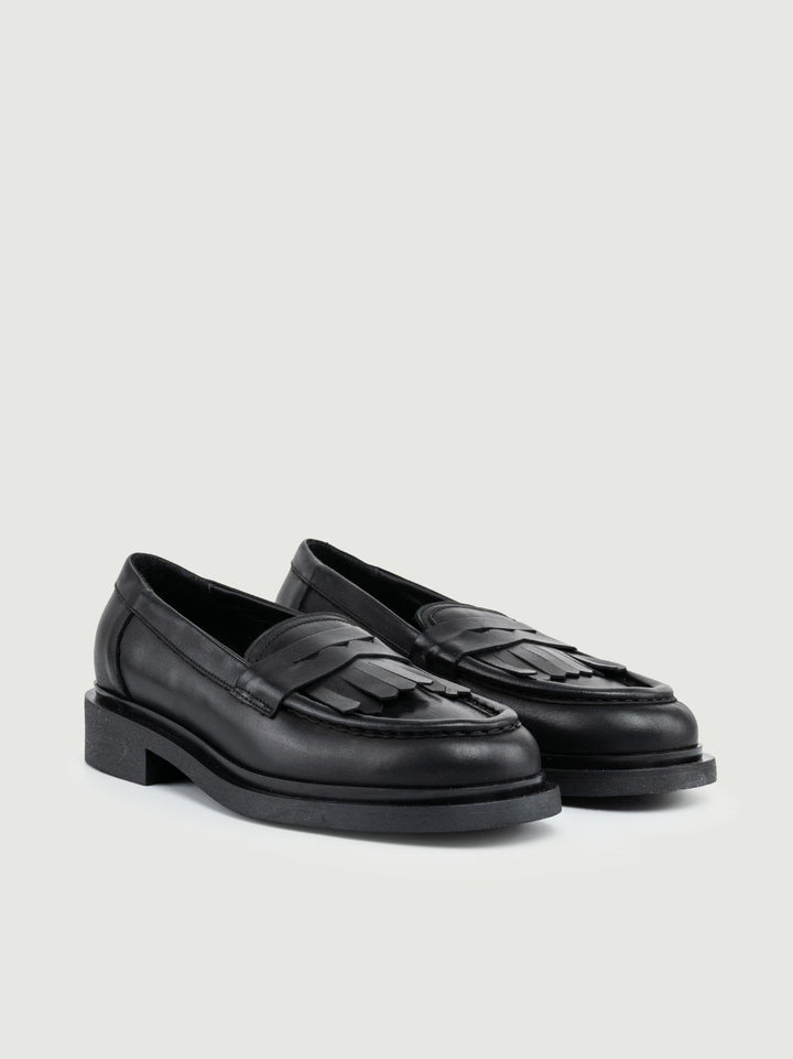 MOCASSINO PENNY CON FRANGE IN PELLE NERA