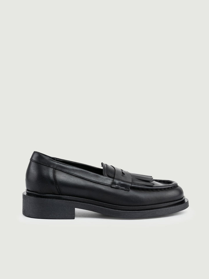 MOCASSINO PENNY CON FRANGE IN PELLE NERA