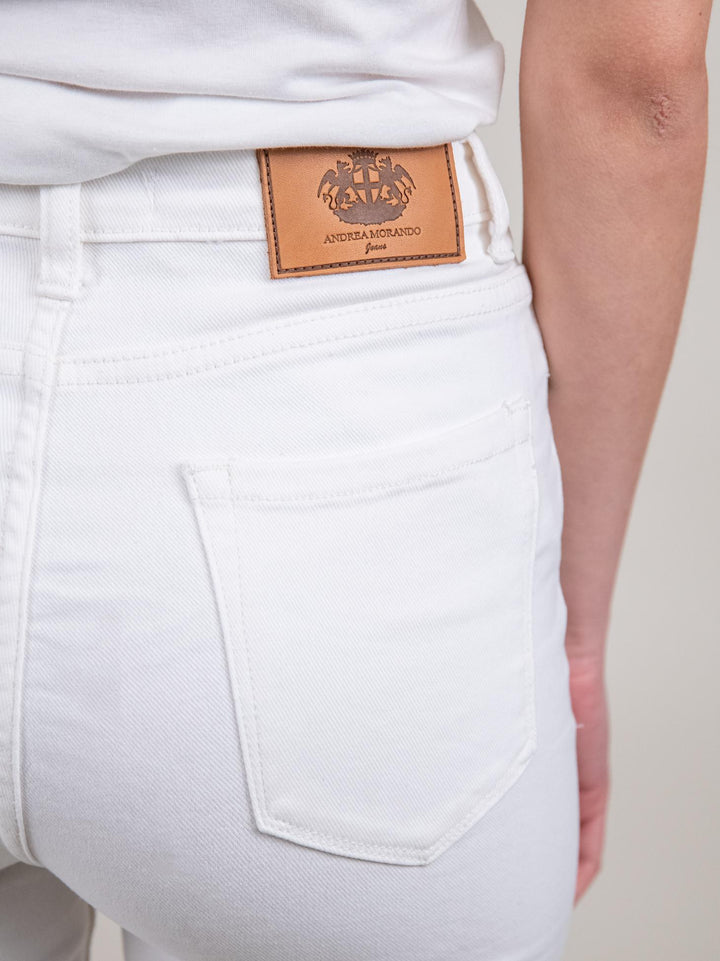 PANTALONE A ZAMPA ELASTICIZZATO IN DENIM BIANCO