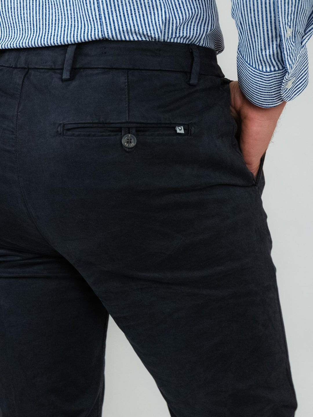 PANTALONE BLU CON TASCHE A FILO