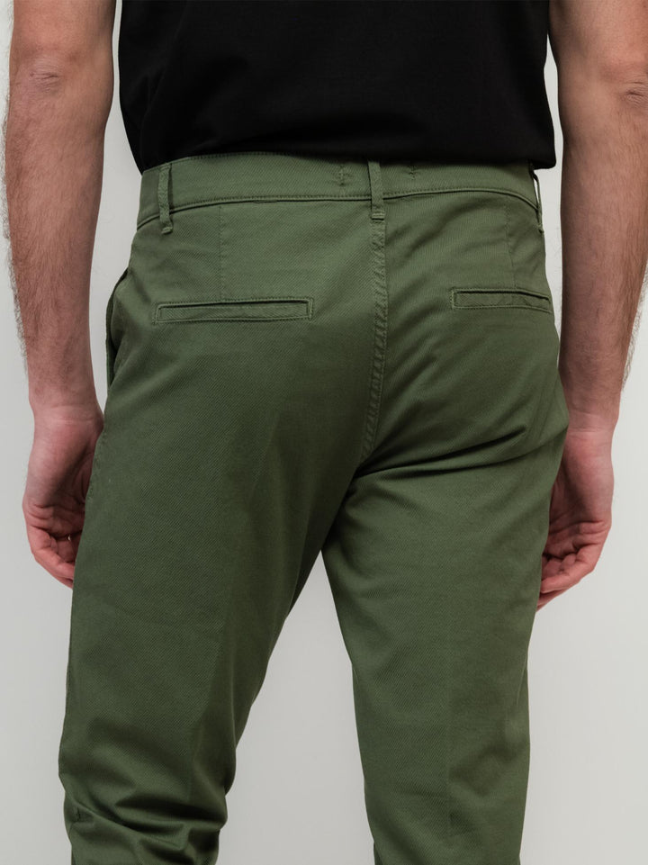 PANTALONE CHINOS CON TRAMA MICRO FANTASIA COLOR SALVIA