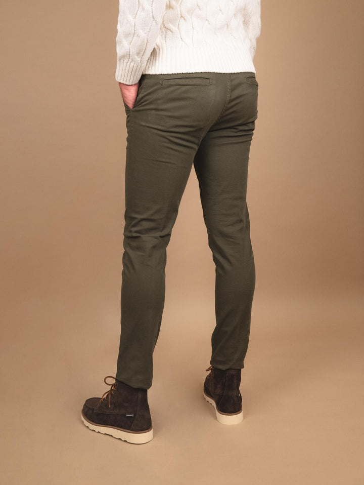 PANTALONE CHINOS IN COTONE LISCIO ELASTICIZZATO militare
