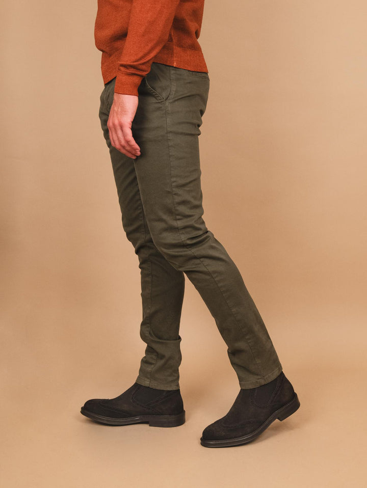 PANTALONE CHINOS IN COTONE LISCIO ELASTICIZZATO militare