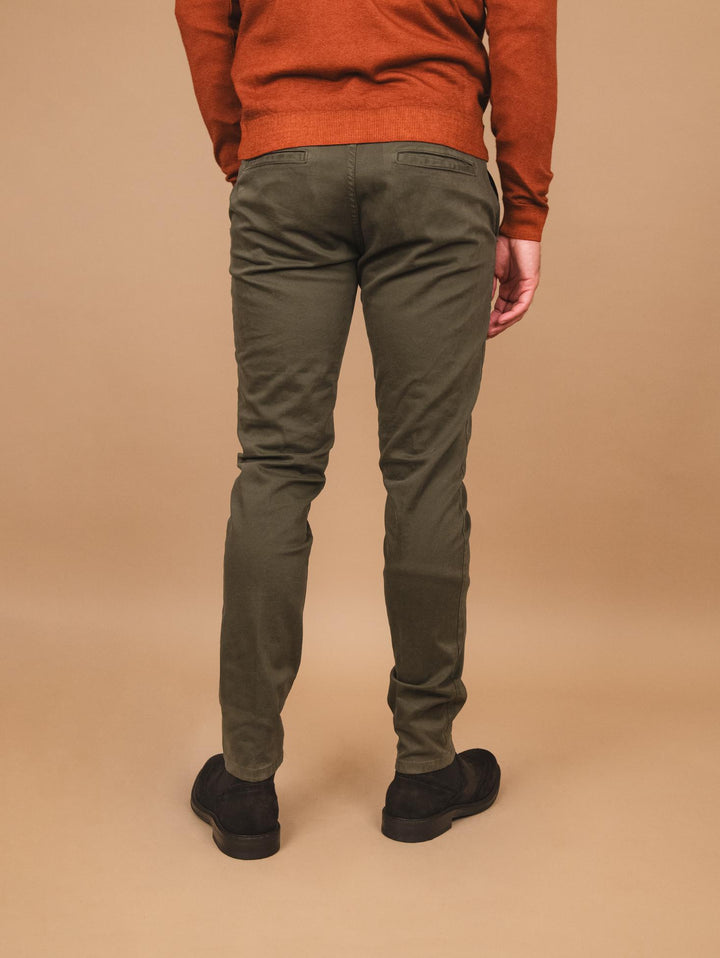PANTALONE CHINOS IN COTONE LISCIO ELASTICIZZATO militare