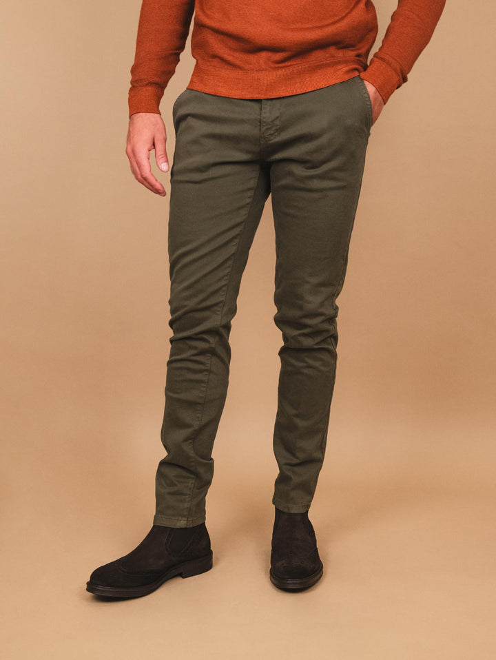 PANTALONE CHINOS IN COTONE LISCIO ELASTICIZZATO militare
