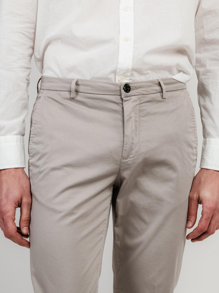 PANTALONE CHINOS IN COTONE TORTORA