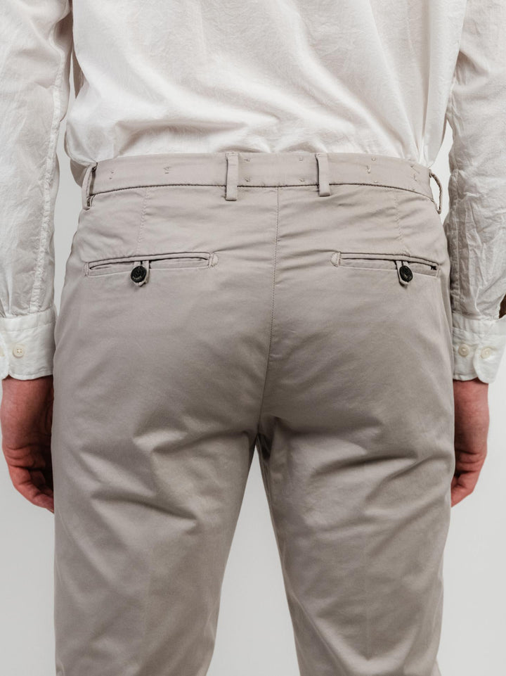 PANTALONE CHINOS IN COTONE TORTORA