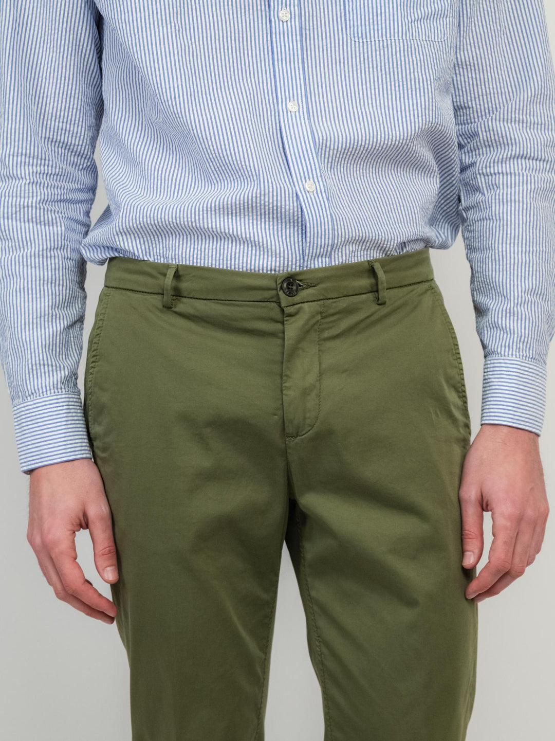 PANTALONE CHINOS IN COTONE VERDE MILITARE
