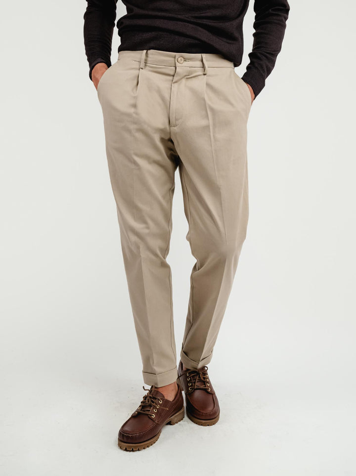 PANTALONE CON PENCES IN COTONE SABBIA