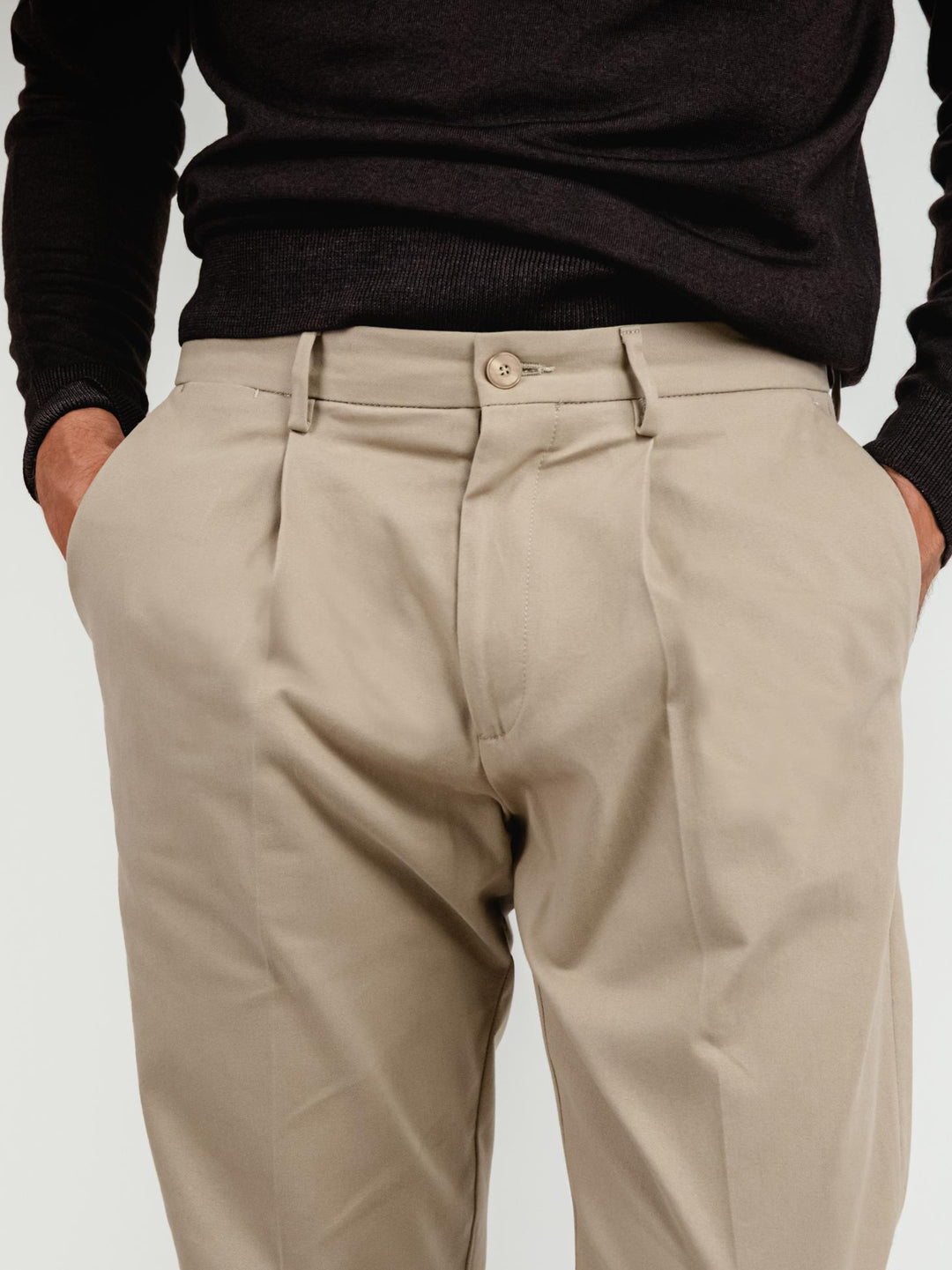 PANTALONE CON PENCES IN COTONE SABBIA